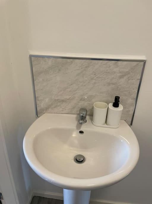 Lovely 1 Bedroom Studio Apartment - Merthyr Tydfil Exterior photo